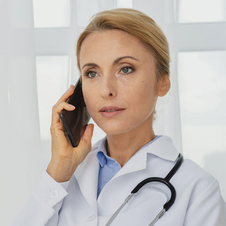 Professionnelle de santé rappelant une chambre par téléphone
