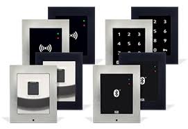 Lecteur de contrôle d’accès installé à une porte