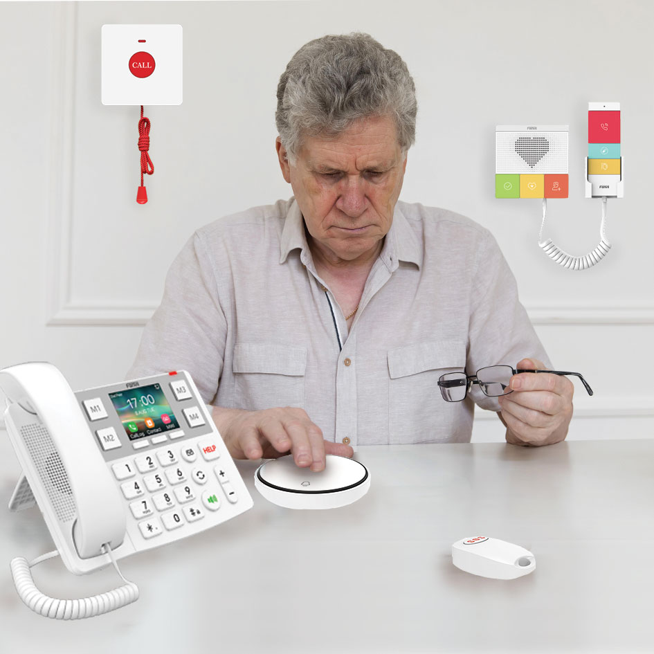 Résident utilisant des points d’appel sans fil dans sa chambre